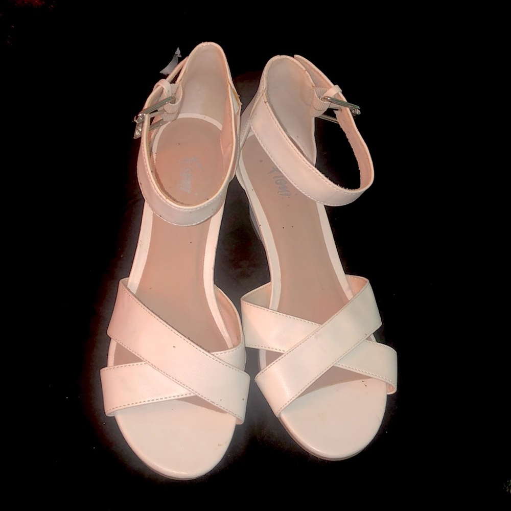 Fionni 1” White Casual Wedge/Sandals 🤍